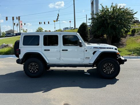 Used 2025 Jeep Wrangler Unlimited Rubicon AWD/4WD image 6