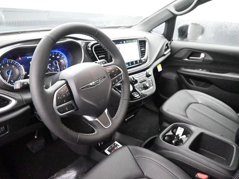 New 2026 Chrysler Pacifica Select image 15