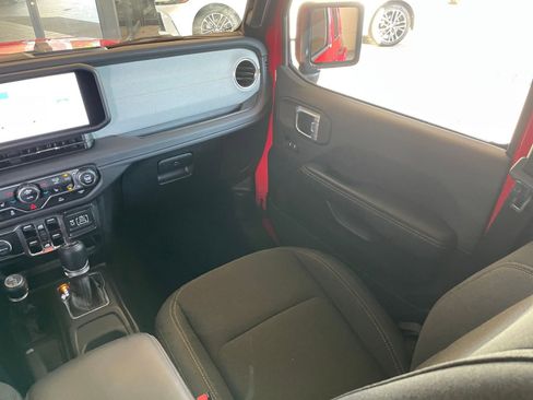 Used 2025 Jeep Wrangler Sahara image 34