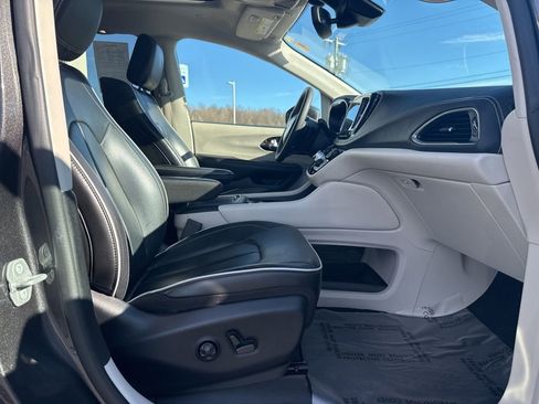 Used 2022 Chrysler Pacifica Limited w/ Uconnect Theater Family Group image 13