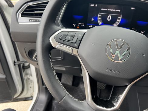 Certified 2023 Volkswagen Tiguan SE w/ Panoramic Sunroof Package AWD/4WD image 17