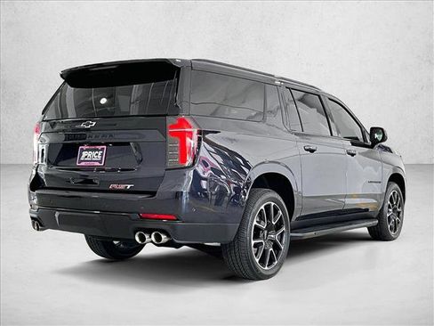 Used 2025 Chevrolet Suburban RST RWD image 2