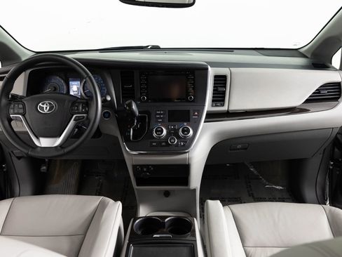 Used 2019 Toyota Sienna XLE FWD image 38