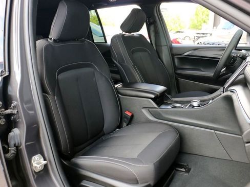 Used 2024 Jeep Grand Cherokee Laredo RWD image 28