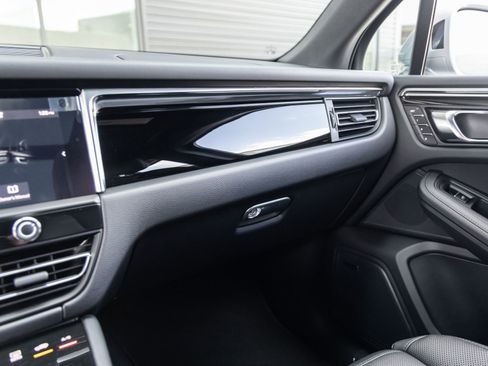 Certified 2026 Porsche Macan AWD/4WD image 30