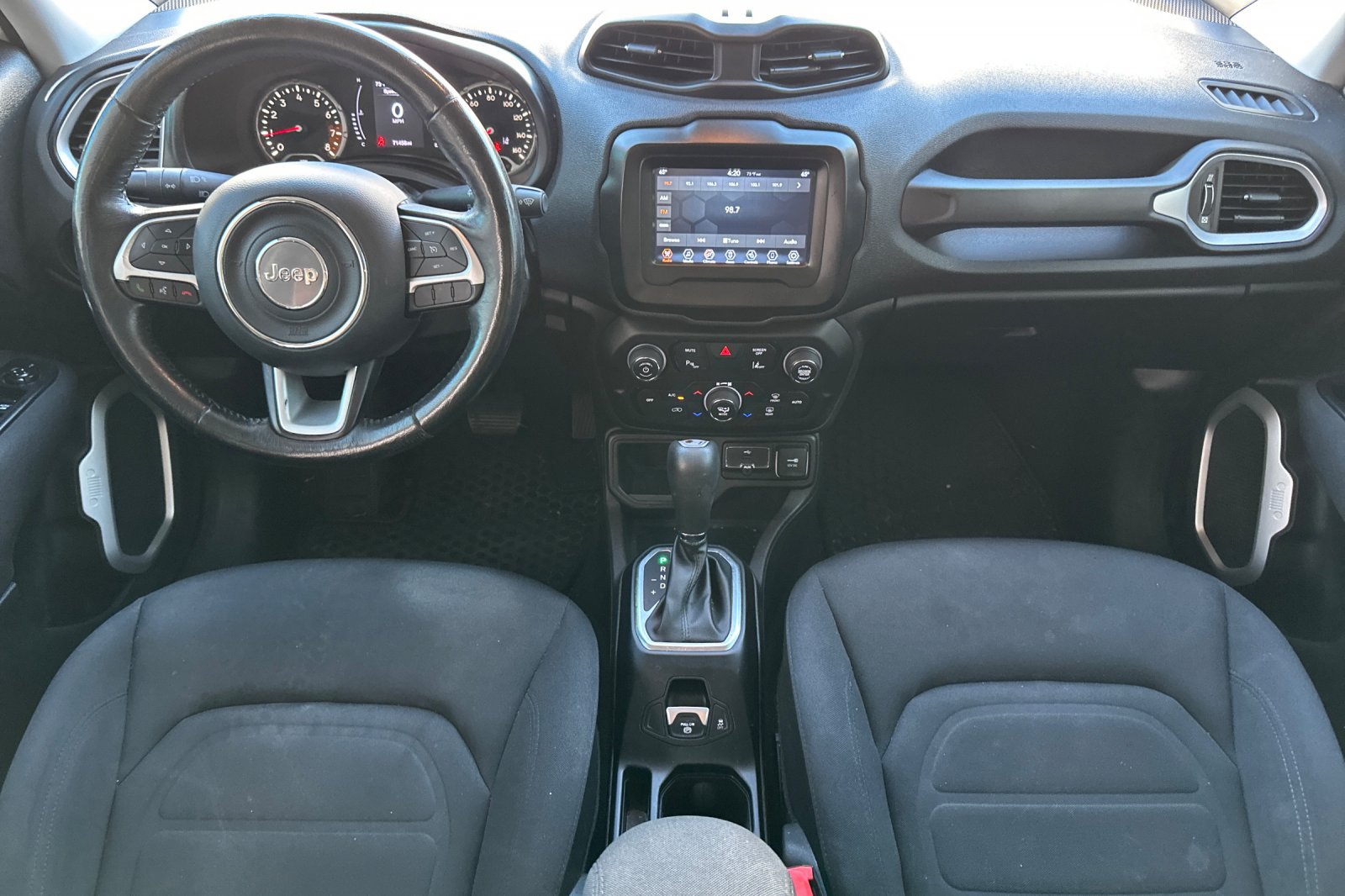 Used 2018 Jeep Renegade Latitude FWD image 15