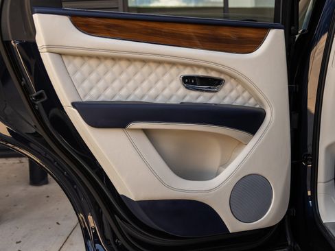 Used 2023 Bentley Bentayga AWD/4WD image 38