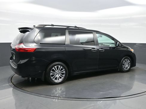 Used 2018 Toyota Sienna XLE Premium w/ Carpet Mat Package FWD image 8