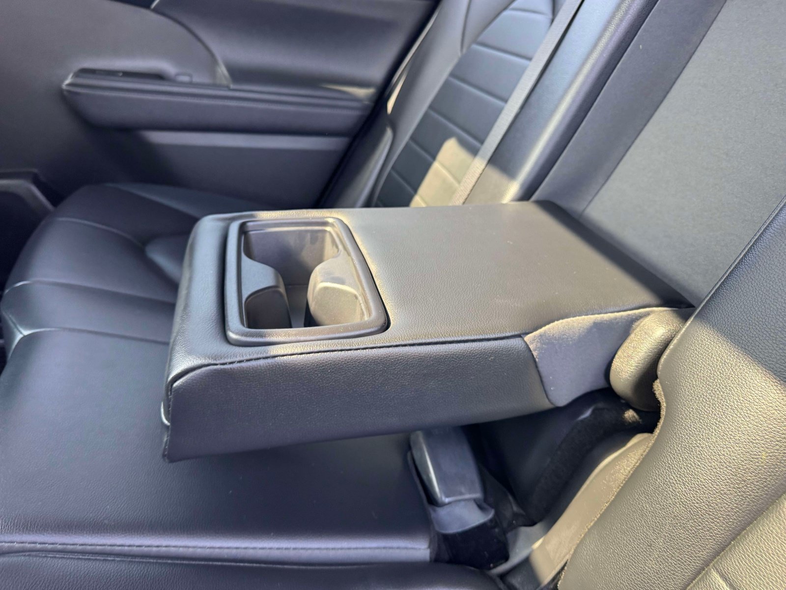 Used 2024 Toyota Highlander XLE AWD/4WD image 19