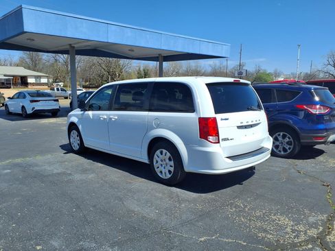 Used 2018 Dodge Grand Caravan SE FWD image 4