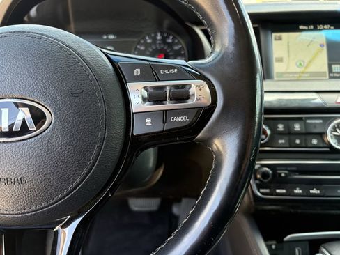 Used 2018 Kia Cadenza Limited FWD image 17