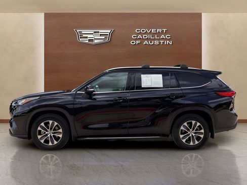 Used 2020 Toyota Highlander XLE AWD/4WD image 2