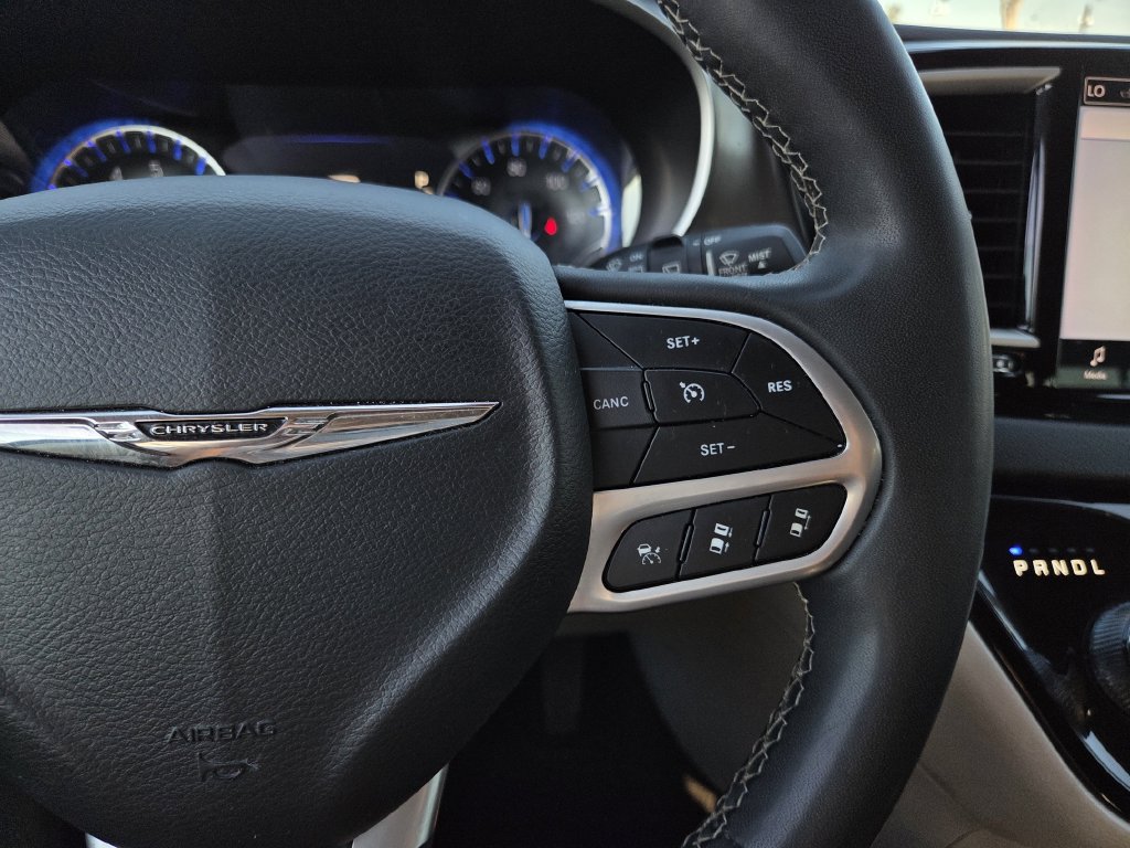 Used 2023 Chrysler Pacifica Touring-L FWD image 24