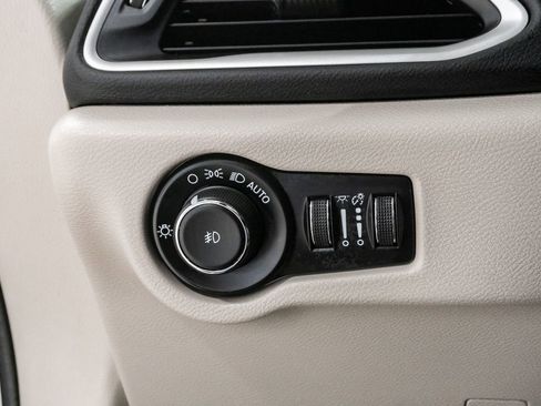 Used 2023 Chrysler Pacifica Touring-L FWD image 15