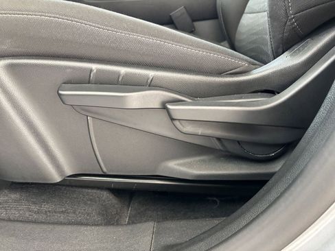 Used 2025 Chevrolet Equinox LT FWD image 23
