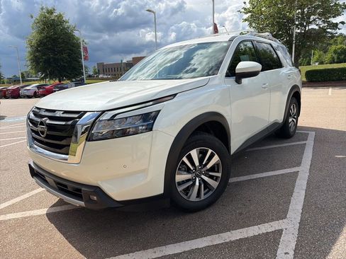 Used 2022 Nissan Pathfinder SL FWD image 1