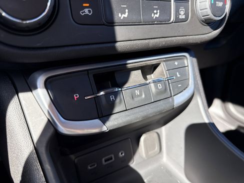 Used 2024 GMC Terrain SLE image 10