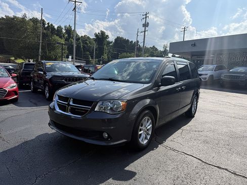 Used 2018 Dodge Grand Caravan SXT FWD image 3