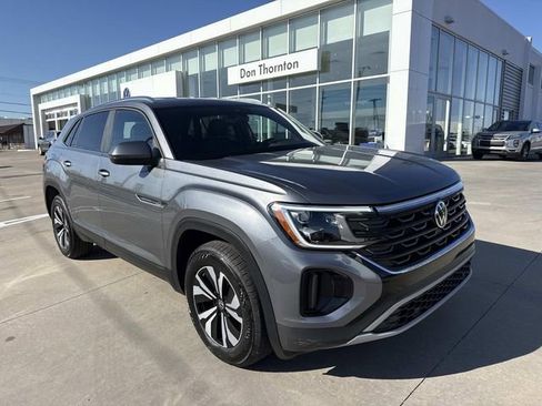 Used 2025 Volkswagen Atlas Cross Sport SE image 1