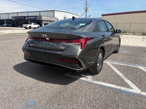 Used 2025 Hyundai Elantra Hybrid FWD image 3