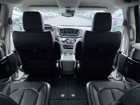Used 2023 Chrysler Pacifica Touring-L FWD image 23