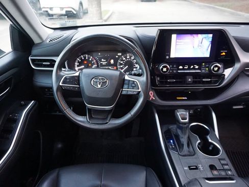 Used 2024 Toyota Highlander XLE FWD image 6
