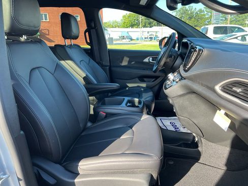 New 2026 Chrysler Pacifica Select image 23