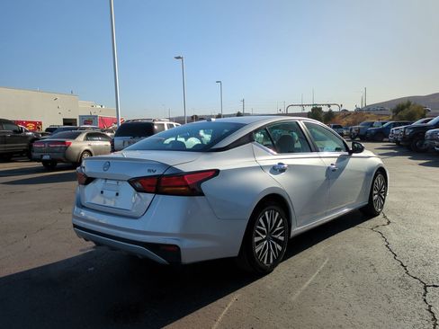 Used 2024 Nissan Altima 2.5 SV image 3
