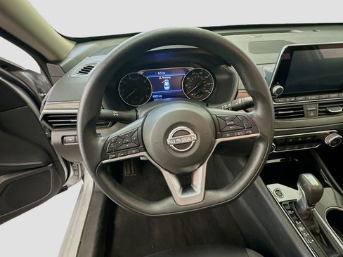 Used 2024 Nissan Altima 2.5 SV AWD/4WD image 18