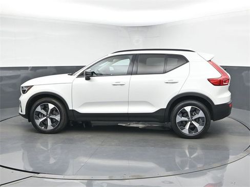 Used 2024 Volvo XC40 B5 Plus image 5