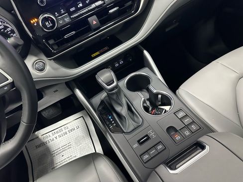 Used 2025 Toyota Highlander XLE image 40