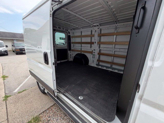 Used 2025 RAM ProMaster 2500 w/ U-Haul Equipment Group FWD image 4