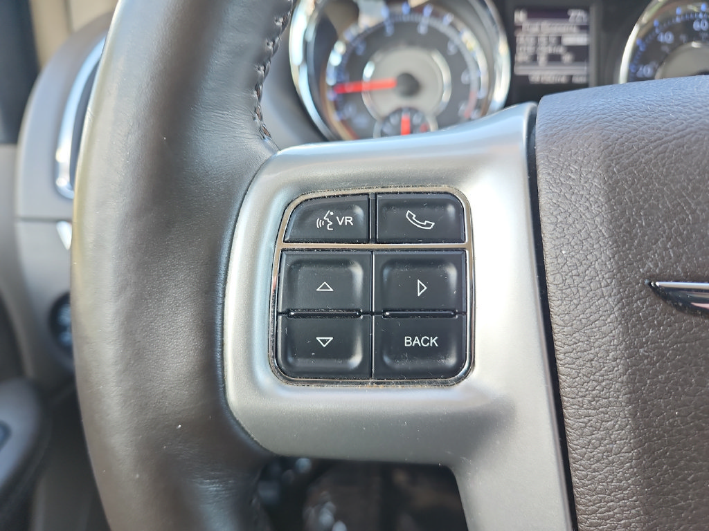 Used 2015 Chrysler Town & Country Touring-L w/ Driver Convenience Group FWD image 29