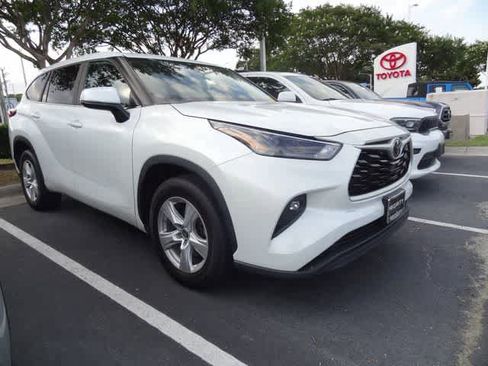 Used 2023 Toyota Highlander LE FWD image 4