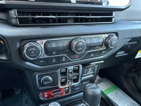 New 2026 Jeep Gladiator Mojave AWD/4WD image 28
