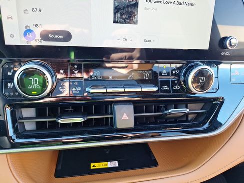 Used 2023 Toyota Highlander Platinum image 30