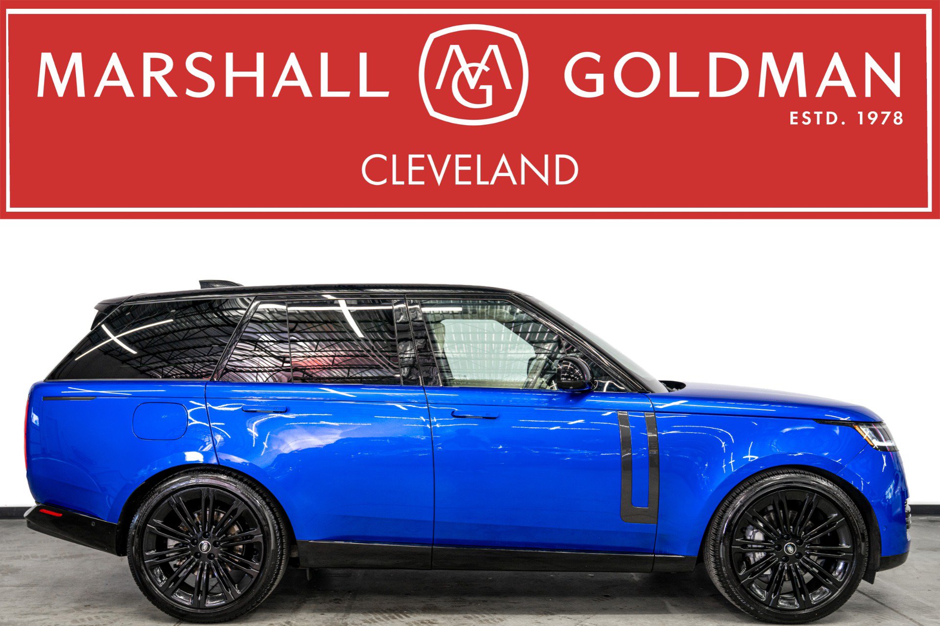 Used 2025 Land Rover Range Rover SE AWD/4WD image 1