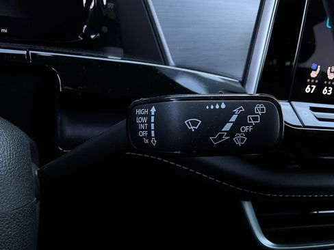 Used 2025 Volkswagen Atlas Cross Sport SE image 37