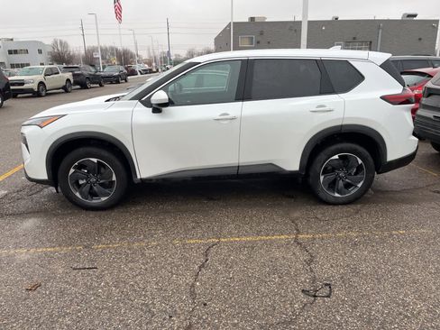 Used 2025 Nissan Rogue SV image 6