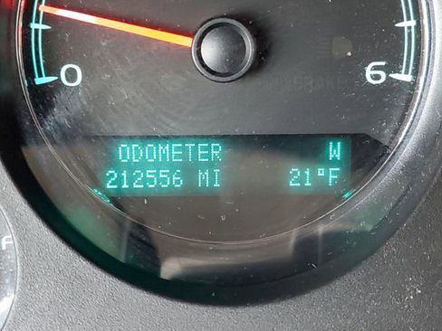 Used 2014 Chevrolet Suburban LT image 12