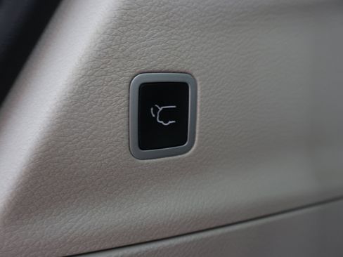 Used 2023 Chrysler Pacifica Touring-L AWD/4WD image 33