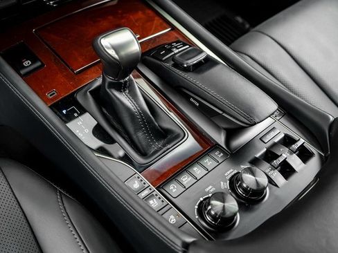 Used 2021 Lexus LX 570 4WD w/ Luxury Package image 18