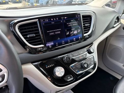 Used 2023 Chrysler Pacifica Touring-L FWD image 18