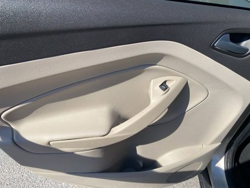 Used 2017 Ford Escape SE w/ SE Cold Weather Package image 12