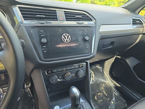 Used 2021 Volkswagen Tiguan SE R-Line AWD/4WD image 19
