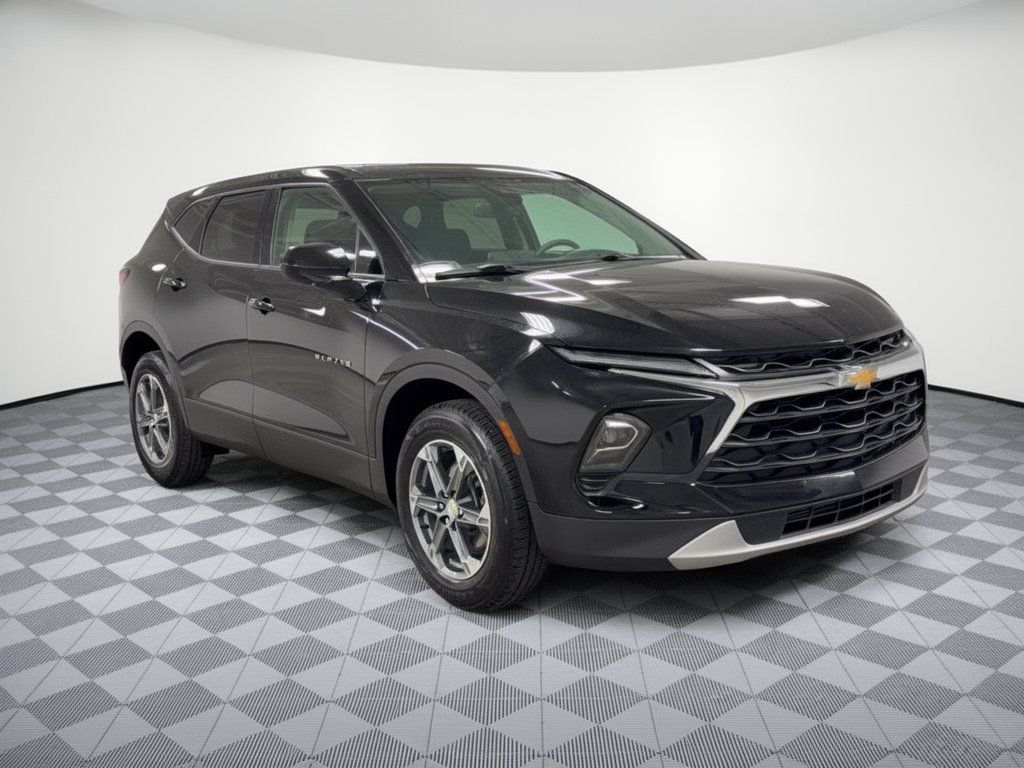 Used 2025 Chevrolet Blazer LT FWD image 7