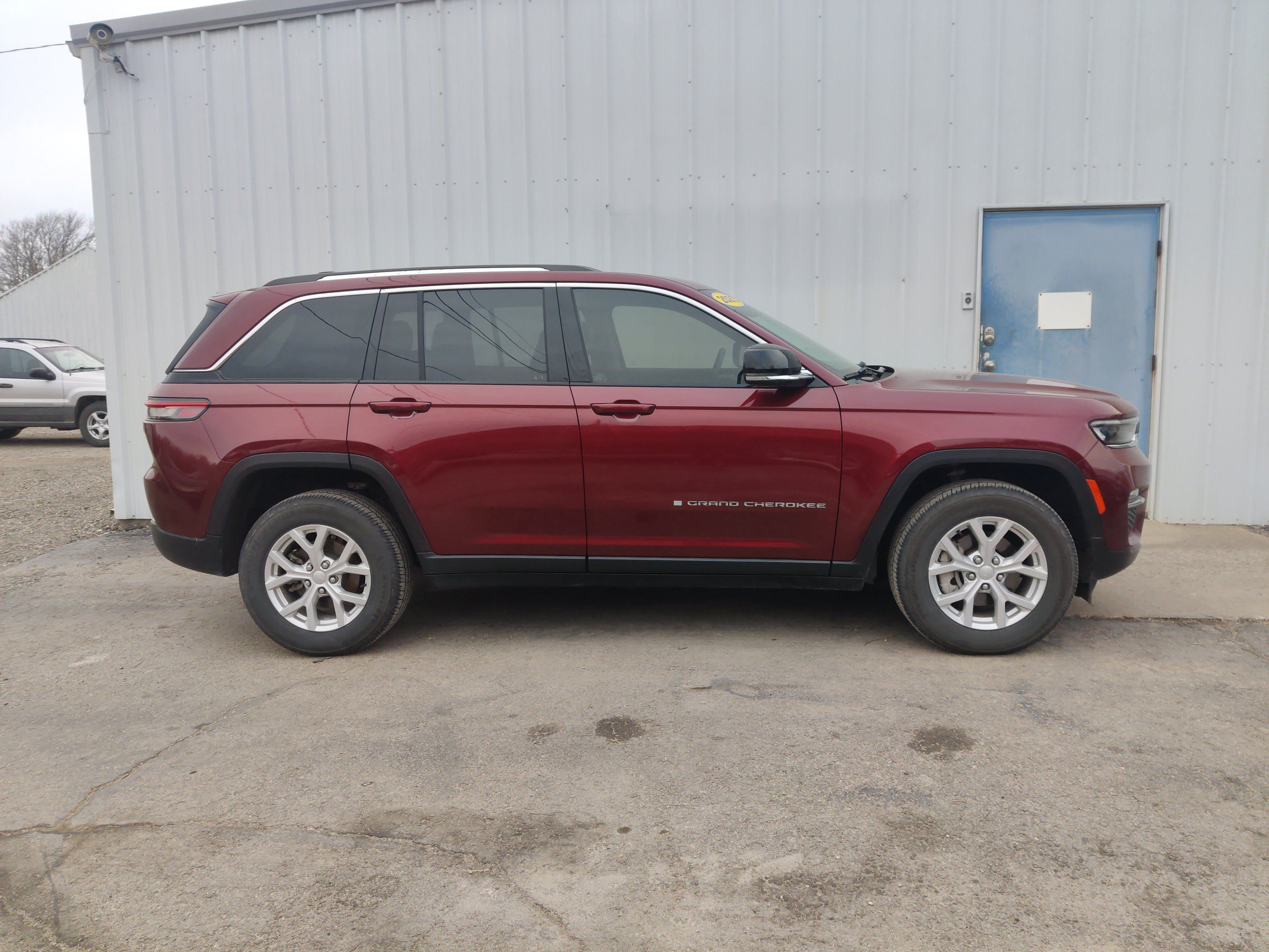 Used 2023 Jeep Grand Cherokee Limited AWD/4WD image 1