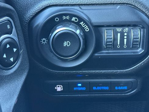 Used 2022 Jeep Wrangler Unlimited Sahara w/ Cold Weather Group AWD/4WD image 31