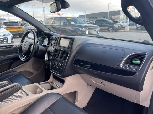 Used 2019 Dodge Grand Caravan SXT image 19