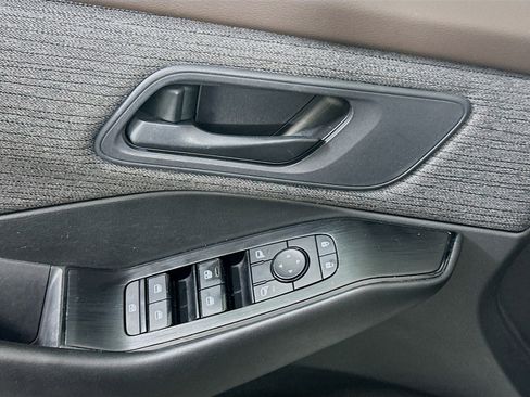 Used 2023 Nissan Rogue S image 15